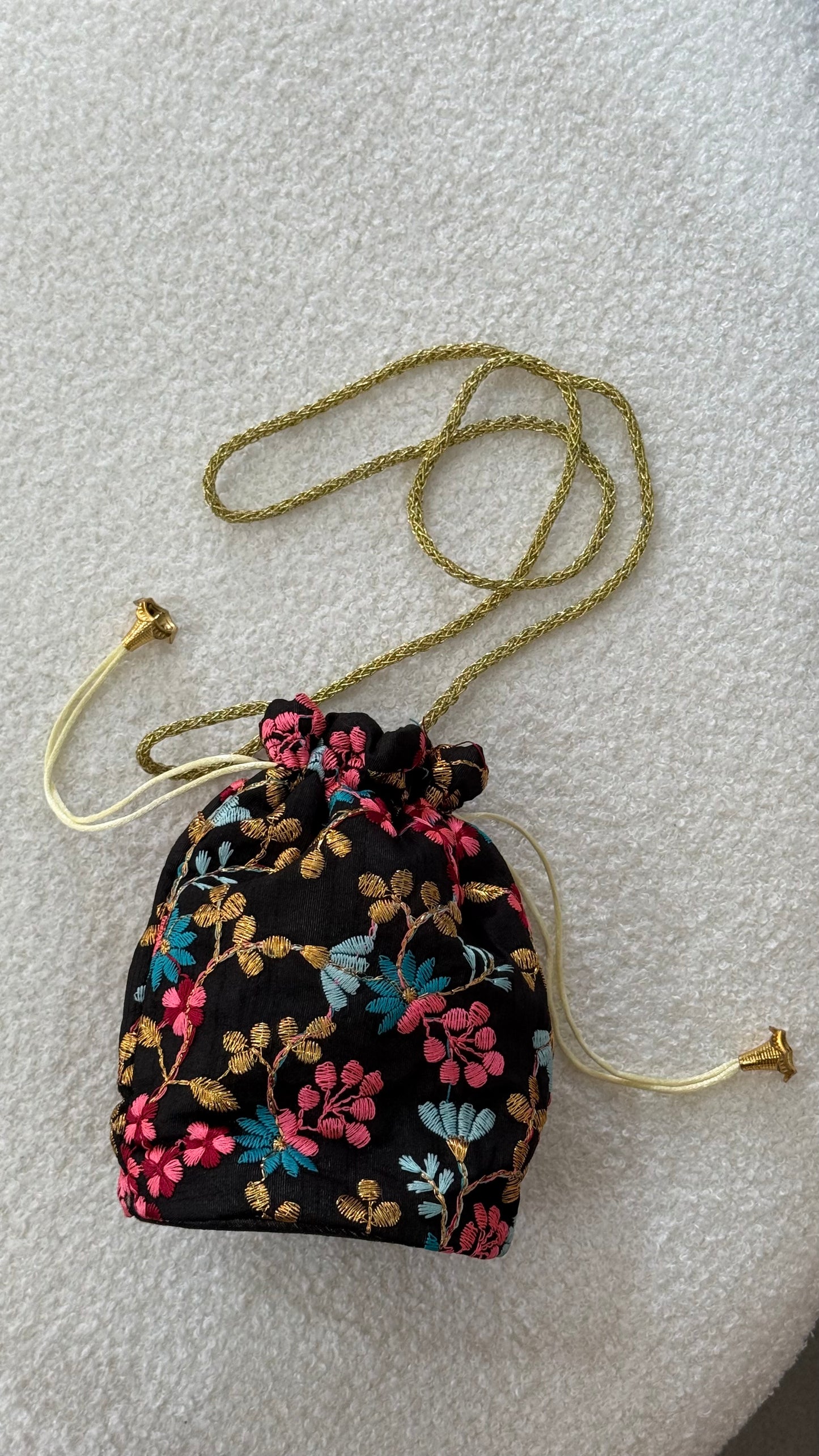 Bombonera negra flores