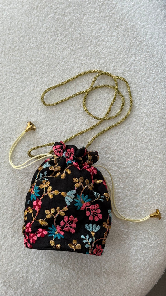 Bombonera negra flores